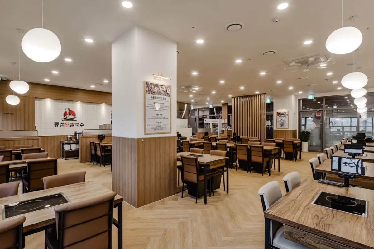 브랜드 아이덴티티가 돋보이는 모던 샤브칼국 매장